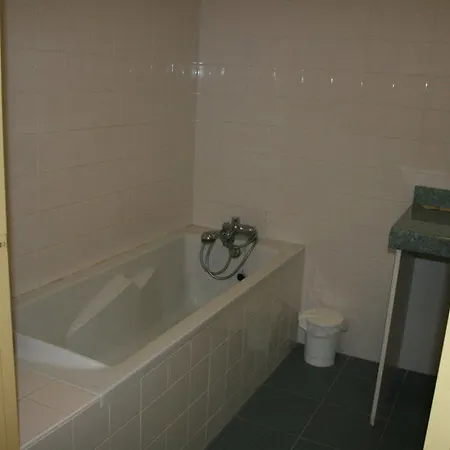 Hotel L'hostellerie Des Lacs 2*